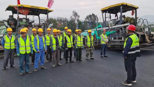 連日來(lái)，隧道公司四公司臨夏市環(huán)城北路建設(shè)工程四區(qū)項(xiàng)目路面下面層8cmAC-25C瀝青攤鋪施工現(xiàn)場(chǎng)一派如火如荼的景象，施工人員熱火朝天的干勁和碾壓設(shè)備發(fā)出的轟鳴聲讓人精神倍增，全線各標(biāo)段把握時(shí)機(jī)，掀起瀝