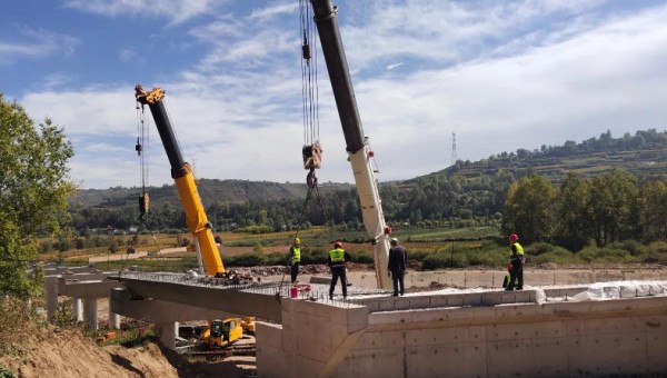 隨著一聲聲禮炮響起，隧道公司三公司臨夏(四家咀)至和政(三岔溝)二級公路工程(和政段)項(xiàng)目牛津河2號大橋首片箱梁架設(shè)成功，標(biāo)志著該項(xiàng)目橋梁上部結(jié)構(gòu)施工正式拉開序幕。據(jù)了解，該項(xiàng)目主線路全長15.988