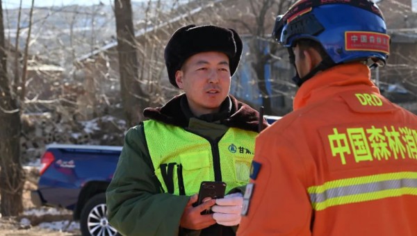 積石山地震發(fā)生后，朱貴民臨危受命，連夜組織人員設備馳援災區(qū)。天還沒有亮，救援簡易帳篷開始搭建，受災群眾們在安全地帶生火取暖，空氣中彌漫著緊張的氣息，“我們要加快救援速度，災情不等人！”為保證計劃工期順