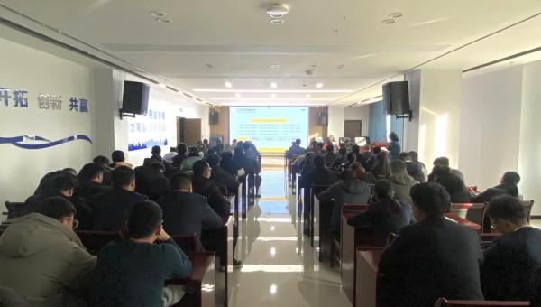 連日來，交科公司利用冬休契機(jī)，組織開展了冬季職工崗位能力提升培訓(xùn)，通過專業(yè)知識(shí)講授、管理制度講解、業(yè)務(wù)交流座談等形式，使廣大干部職工有效提升了業(yè)務(wù)素養(yǎng)、深入掌握了管理制度、強(qiáng)化了履職盡責(zé)意識(shí)，促進(jìn)標(biāo)準(zhǔn)