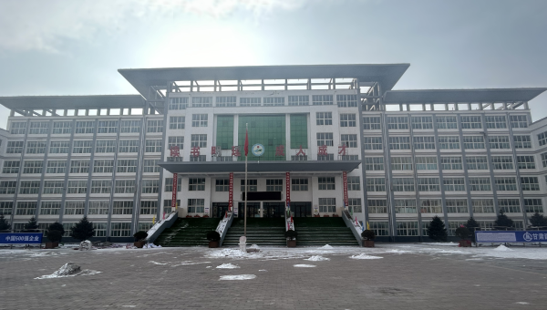 春節(jié)將至，大多數(shù)建設(shè)者已踏上歸途，但在臨夏積石山縣積石中學(xué)災(zāi)后維修項(xiàng)目施工現(xiàn)場，仍是一派如火如荼、干勁十足的繁忙景象，墻面修補(bǔ)、吊頂安裝、更換震損礦棉板等作業(yè)緊張有序進(jìn)行，為即將到來的新春佳節(jié)“渲染”