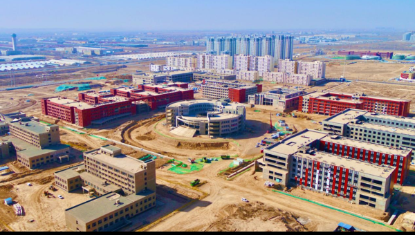 復(fù)工以來，蘭州工業(yè)學(xué)院蘭州新區(qū)新校區(qū)建設(shè)項(xiàng)目火力全開，走近各作業(yè)面，材料運(yùn)輸車輛來回穿梭、支溝作業(yè)現(xiàn)場轟鳴作響、體育場周邊大型吊機(jī)往來運(yùn)作、綜合管廊內(nèi)電焊火花飛揚(yáng)……一派忙碌景象！據(jù)了解，項(xiàng)目部緊緊圍