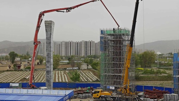 在西部市政建設(shè)集團(tuán)四公司臨夏市環(huán)城北路橋梁及附屬工程（二期）項(xiàng)目現(xiàn)場(chǎng)，鋼筋加工區(qū)火花飛揚(yáng)、安裝墩柱區(qū)一件件鋼筋骨架安全運(yùn)達(dá)、泵車將一方方混凝土輸送至墩柱澆筑......現(xiàn)場(chǎng)一片繁忙景象。自四月復(fù)工以來(lái)